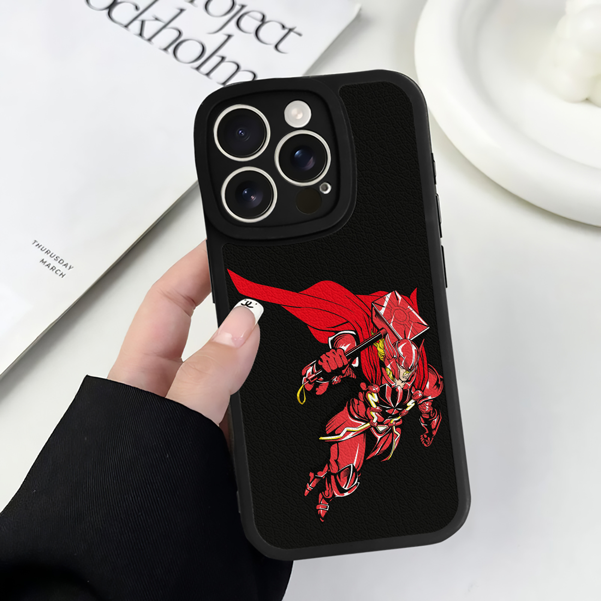 （画像用） アベンジャーズ The Avengers 【iPhone 16シリーズ対応】シリコンスマホケース（レザー調） 材質：シリコン